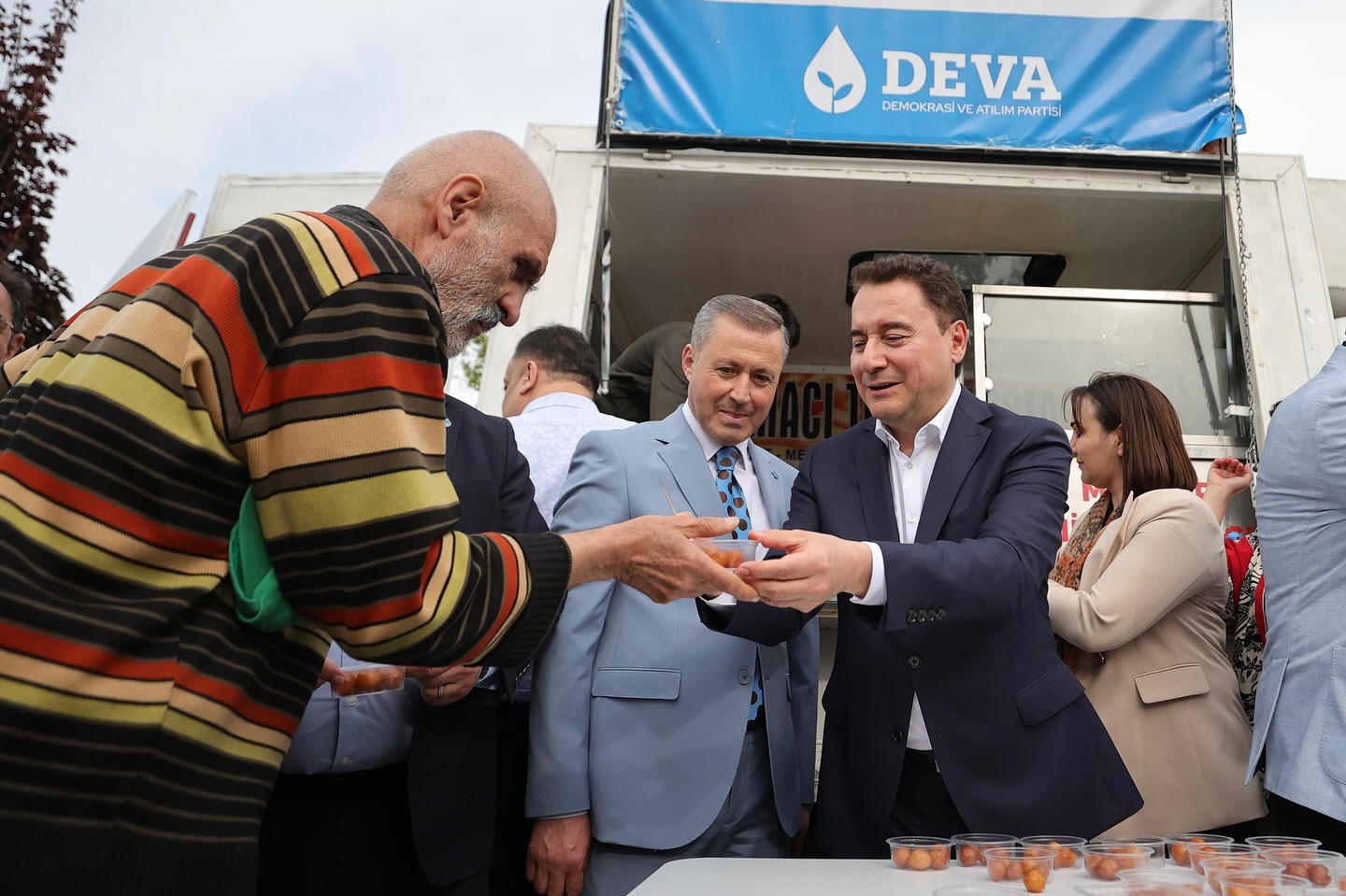 Lokma Dağıttı