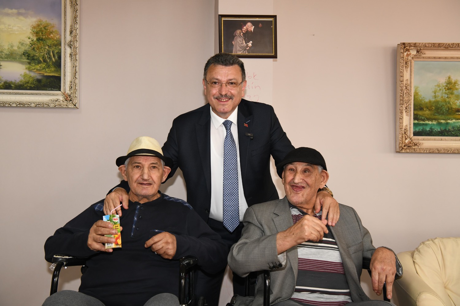 Başkan Genç'ten Huzurevi̇ Saki̇nleri̇ne Bayram Zi̇yareti̇ 1