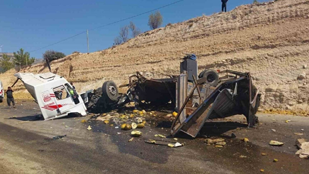 Mersin’de yolcu otobüsü ile kamyon çarpıştı Ölü ve yaralılar var