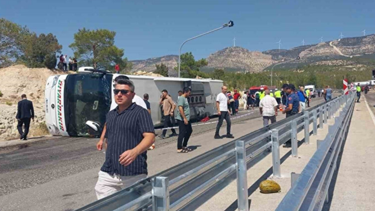 Mersin’de yolcu otobüsü ile kamyon çarpıştı Ölü ve yaralılar var