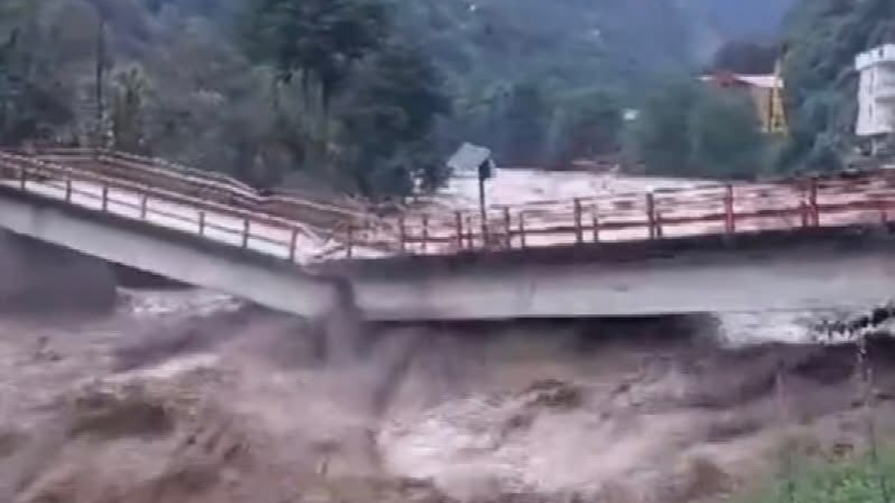 Rize’yi sel vurdu Dere kenarındaki bungalovlar yıkıldı, Ayder Yaylası yolu ulaşıma kapandı