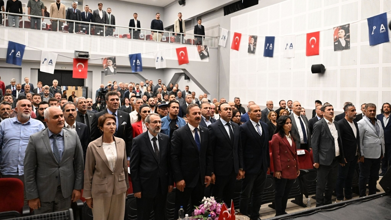 Yavuz Ağıralioğlu Kars’ta “Memleketi fakirlikte eşitlediler”