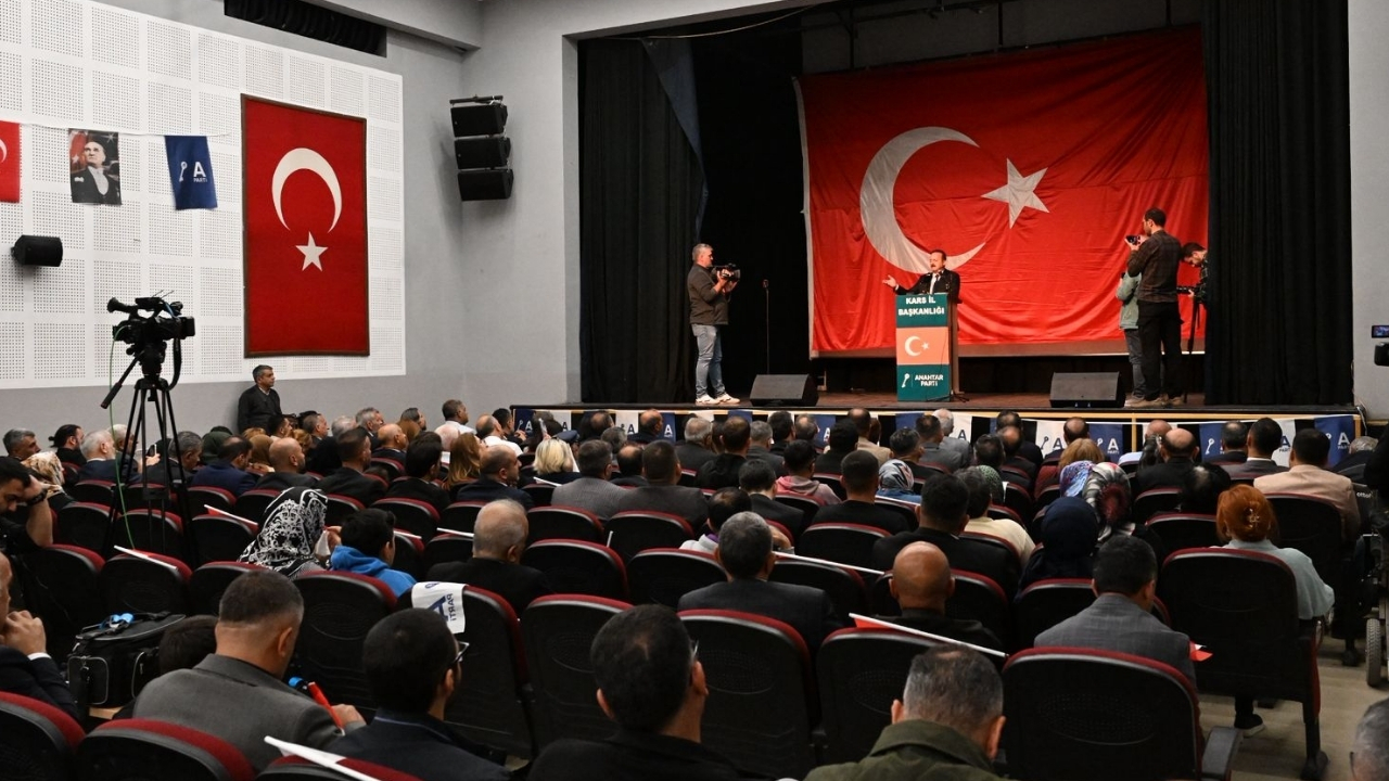 Yavuz Ağıralioğlu Kars’ta “Memleketi fakirlikte eşitlediler”