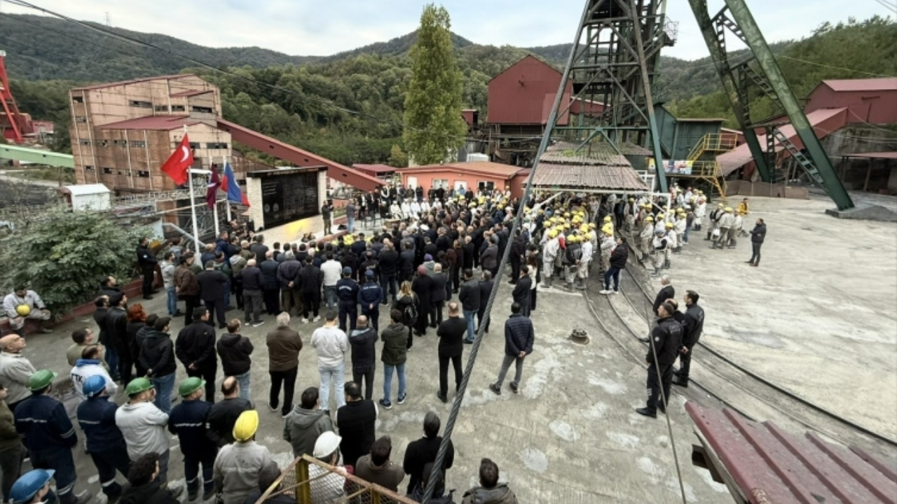 Amasra’daki maden faciasında hayatını kaybeden 43 madenci anıldı