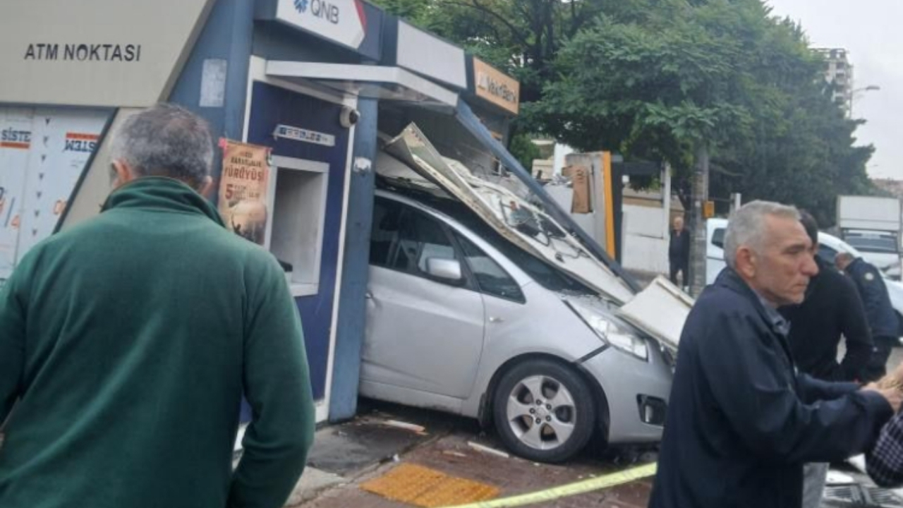 Ankara'da kaygan yolda kaza Otomobil ATM'ye girdi