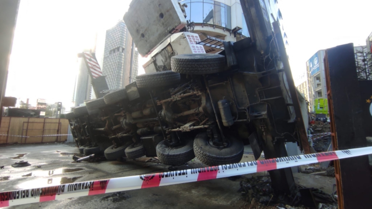 İstanbul Şişli’de kız öğrenci yurduna vinç devrildi