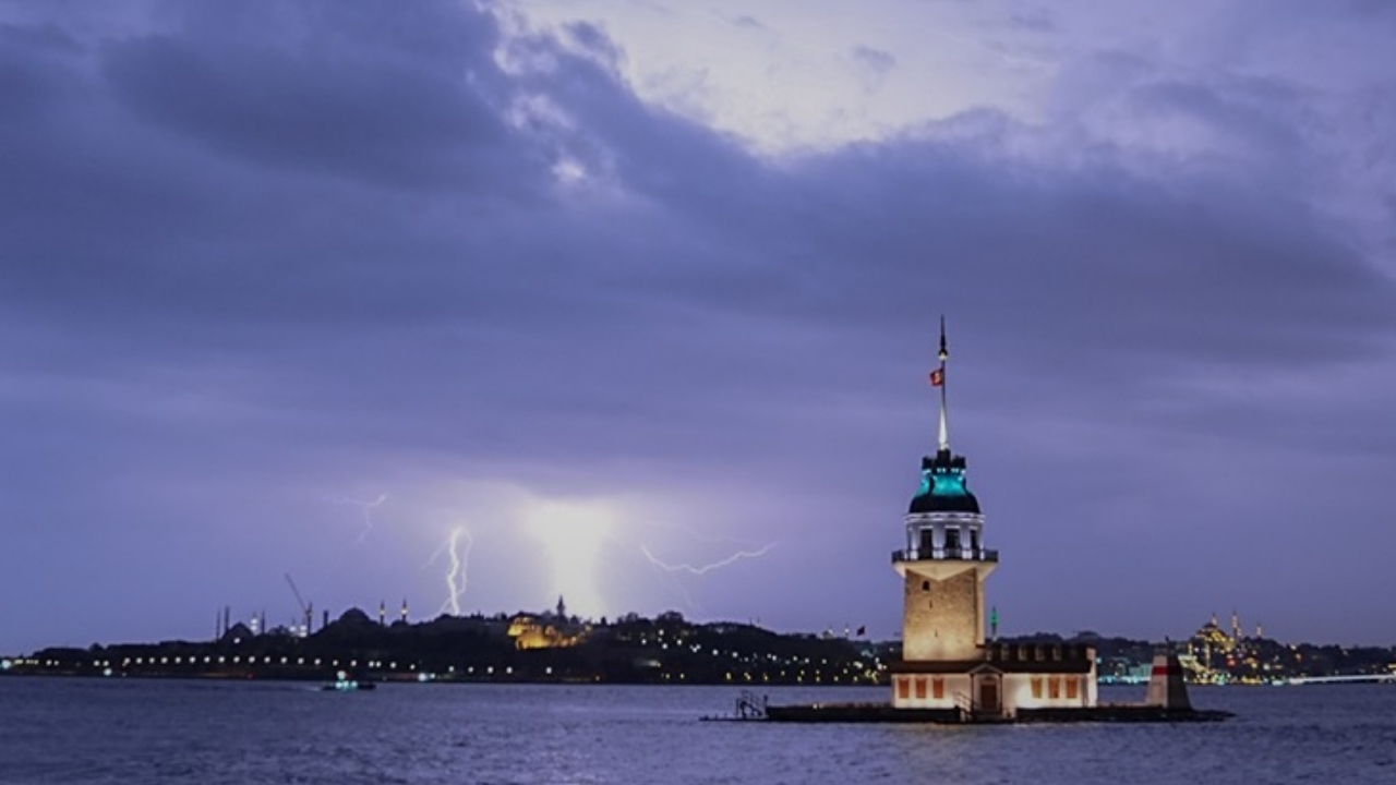 İstanbul’da sağanak hayatı felç etti Yollar göle döndü