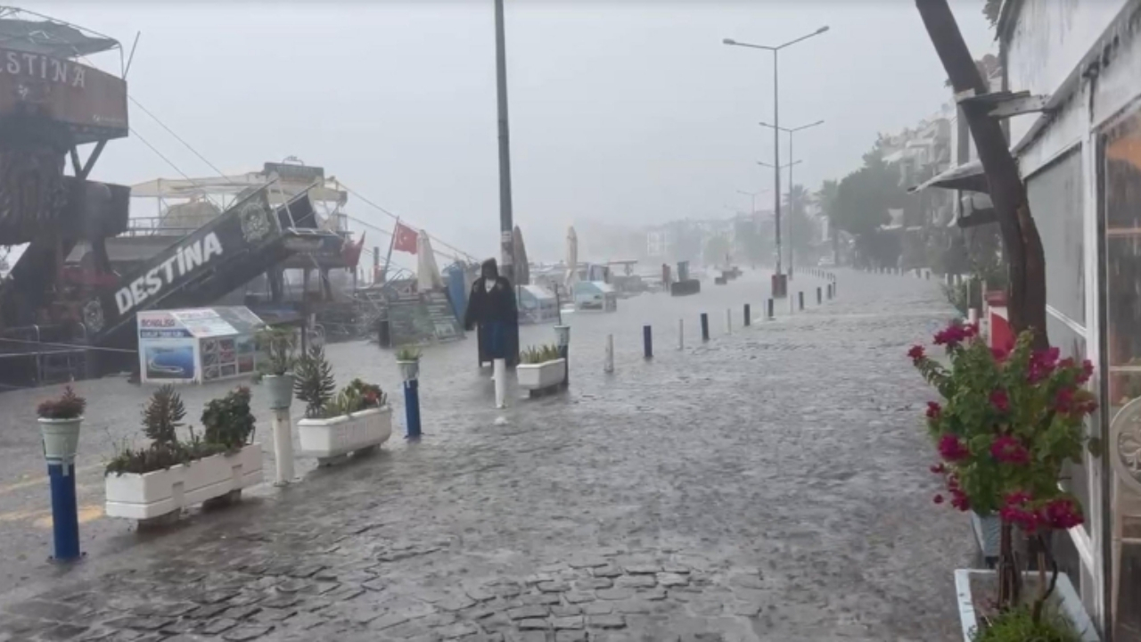 İzmir’de sağanak hayatı felç etti Foça’da ev ve iş yerlerini su bastı