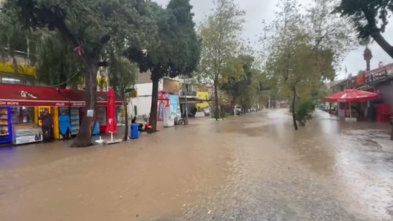 İzmir’de sağanak hayatı felç etti Foça’da ev ve iş yerlerini su bastı