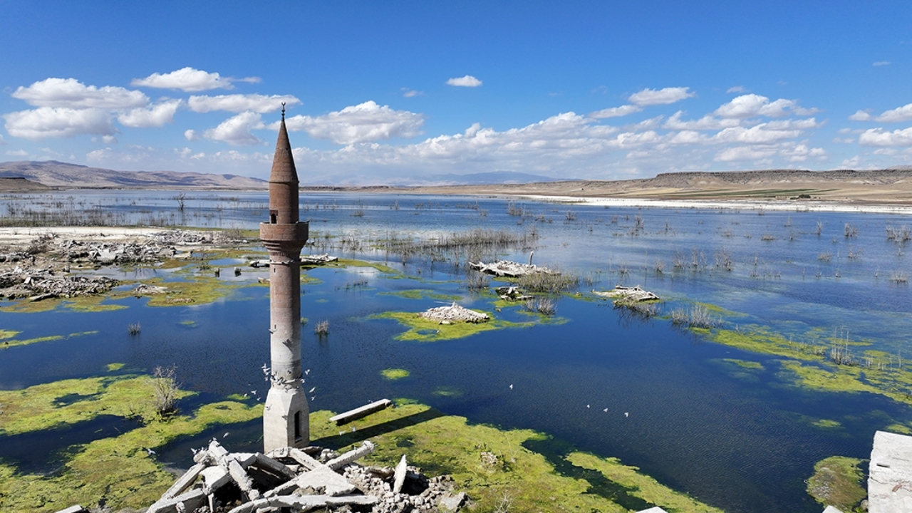 Kayseri’de kuraklık eski köyleri gün yüzüne çıkardı