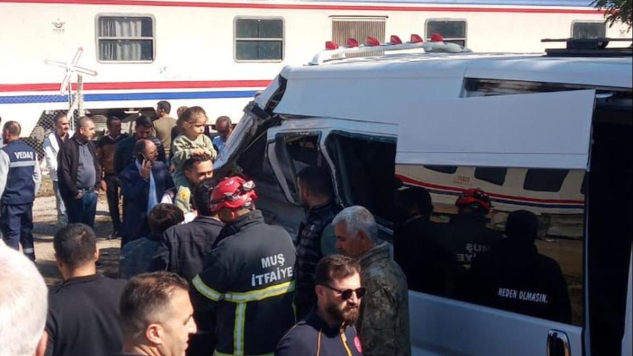 Muş’ta yolcu treni okul servisine çarptı 17 öğrenci yaralandı