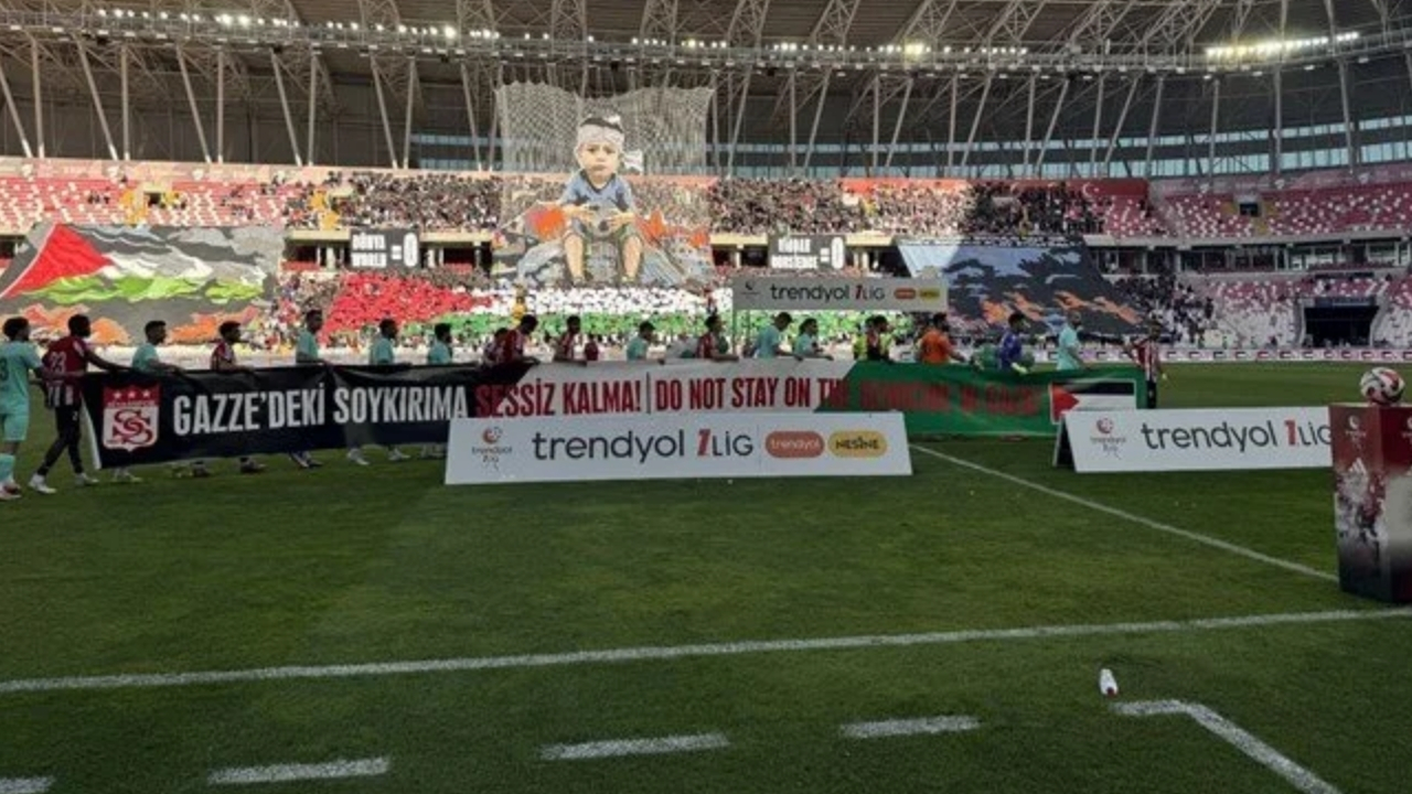 Sivasspor taraftarlarından Gazze'ye anlamlı destek “Dünya 0 - Vicdan 0”