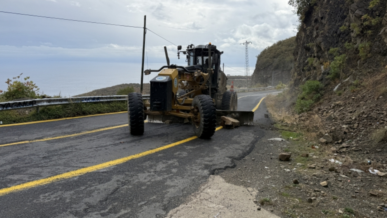 Tekirdağ’da sağanak alarmı Kaya parçaları yola düştü