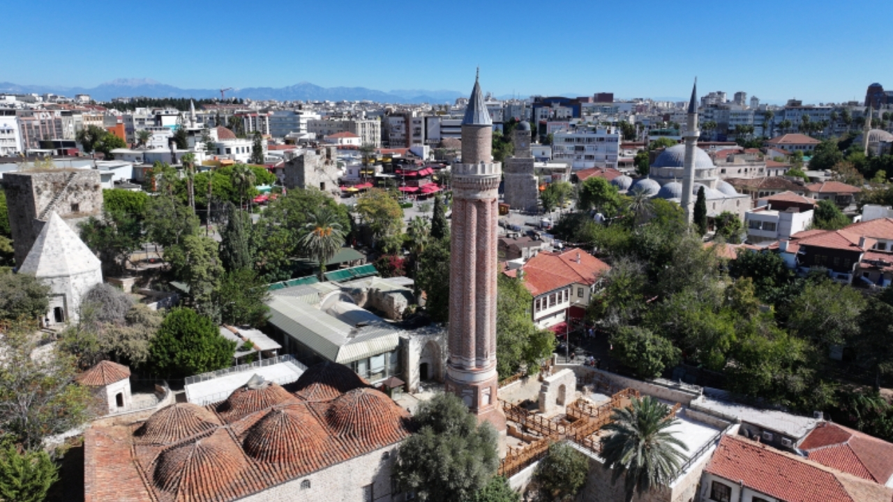 Yivli Minare çevresinde tarih gün yüzüne çıktı 3 mezar koruma altına alındı