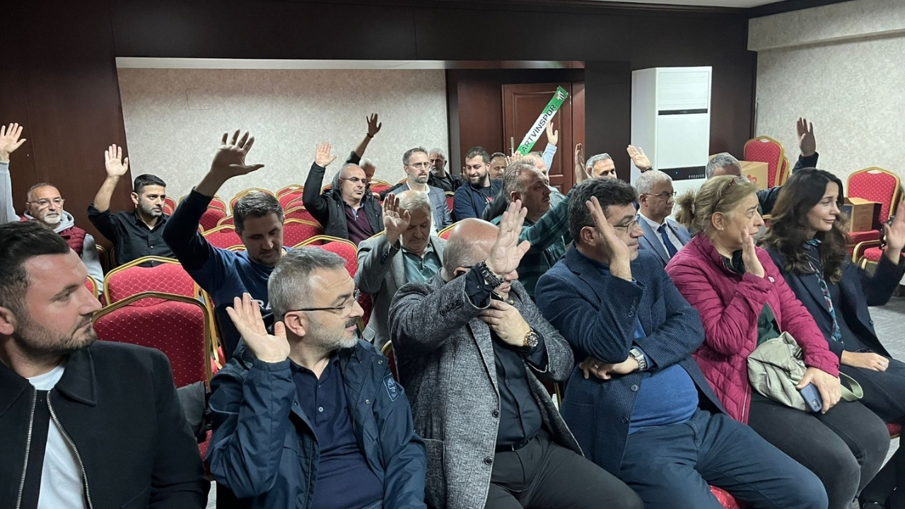 Artvinspor kulübü başkanı İrfan Yıldırım 3. kez güven tazeledi