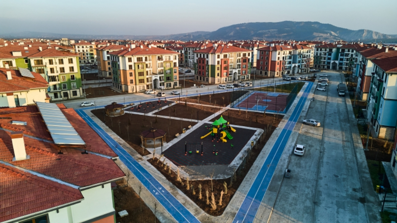 Deprem bölgesinde 350 bininci konut bugün teslim ediliyor