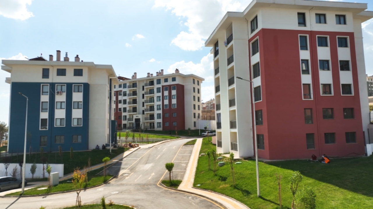 Deprem bölgesinde 350 bininci konut bugün teslim ediliyor