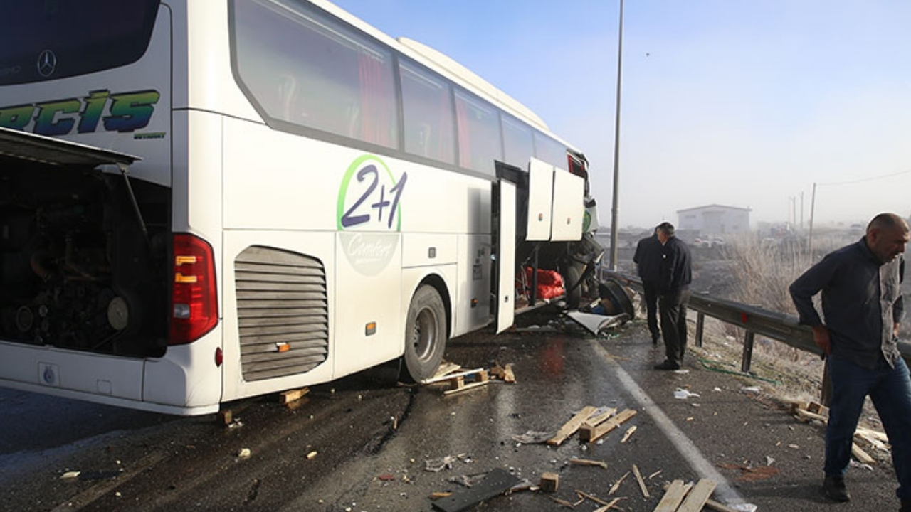 Erzurum’da Yolcu Otobüsü ile Tır Çarpıştı: 11 Yaralı