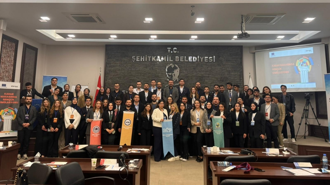 Gençler Gaziantep’te meclis koltuklarına oturdu