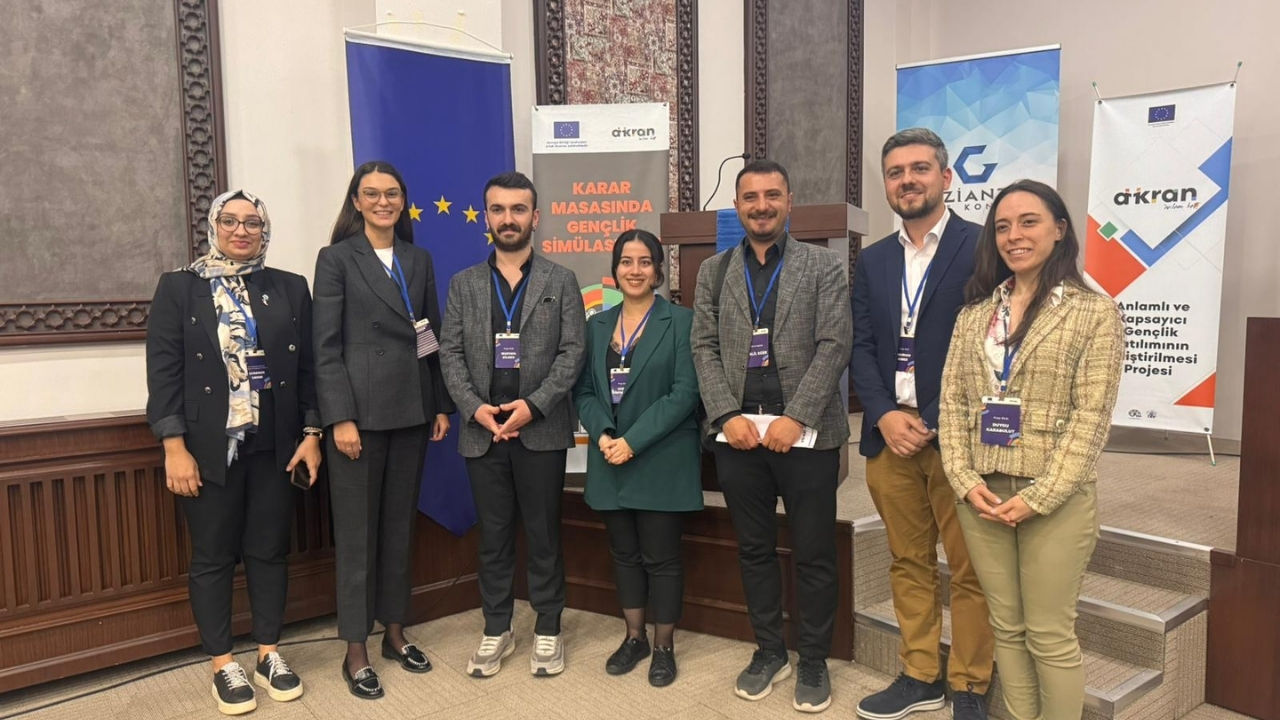 Gençler Gaziantep’te meclis koltuklarına oturdu