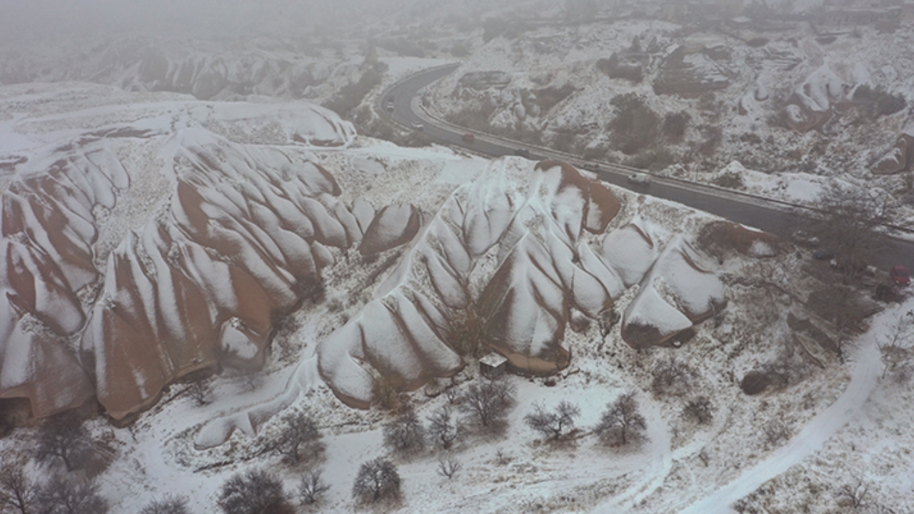 Kapadokya beyaza büründü Mevsimin ilk karı peribacalarına düştü