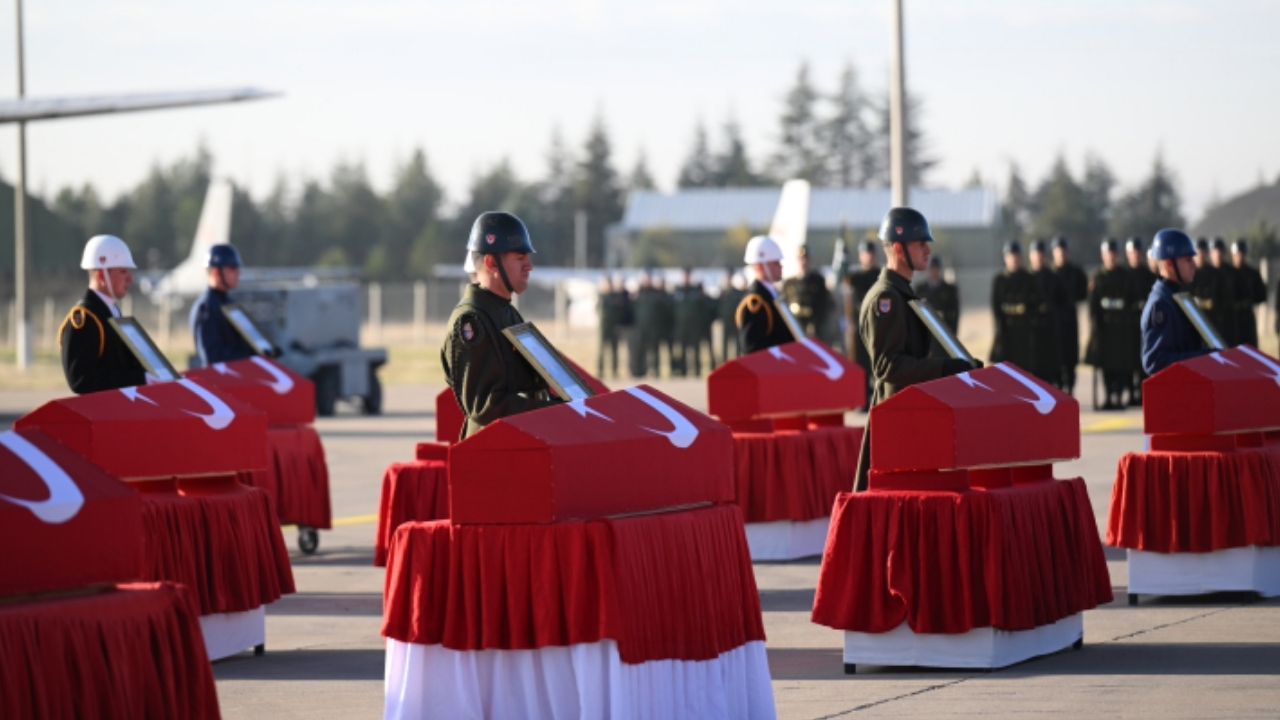 Türkiye şehitlerini uğurluyor 20 kahraman asker için tören