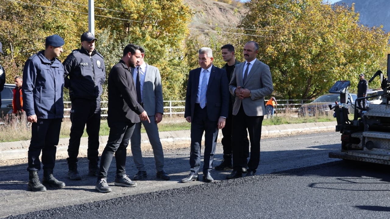 Vali Ergün, Ardanuç-Ardahan yolundaki asfaltlama çalışmalarını denetledi