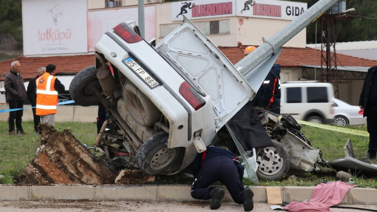 Amasya’da trafik kazası Genç avukat hayatını kaybetti