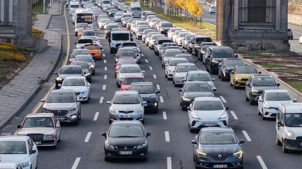 Ankara’da artan araç sayısı trafiğe 22 dakikalık yük getirdi