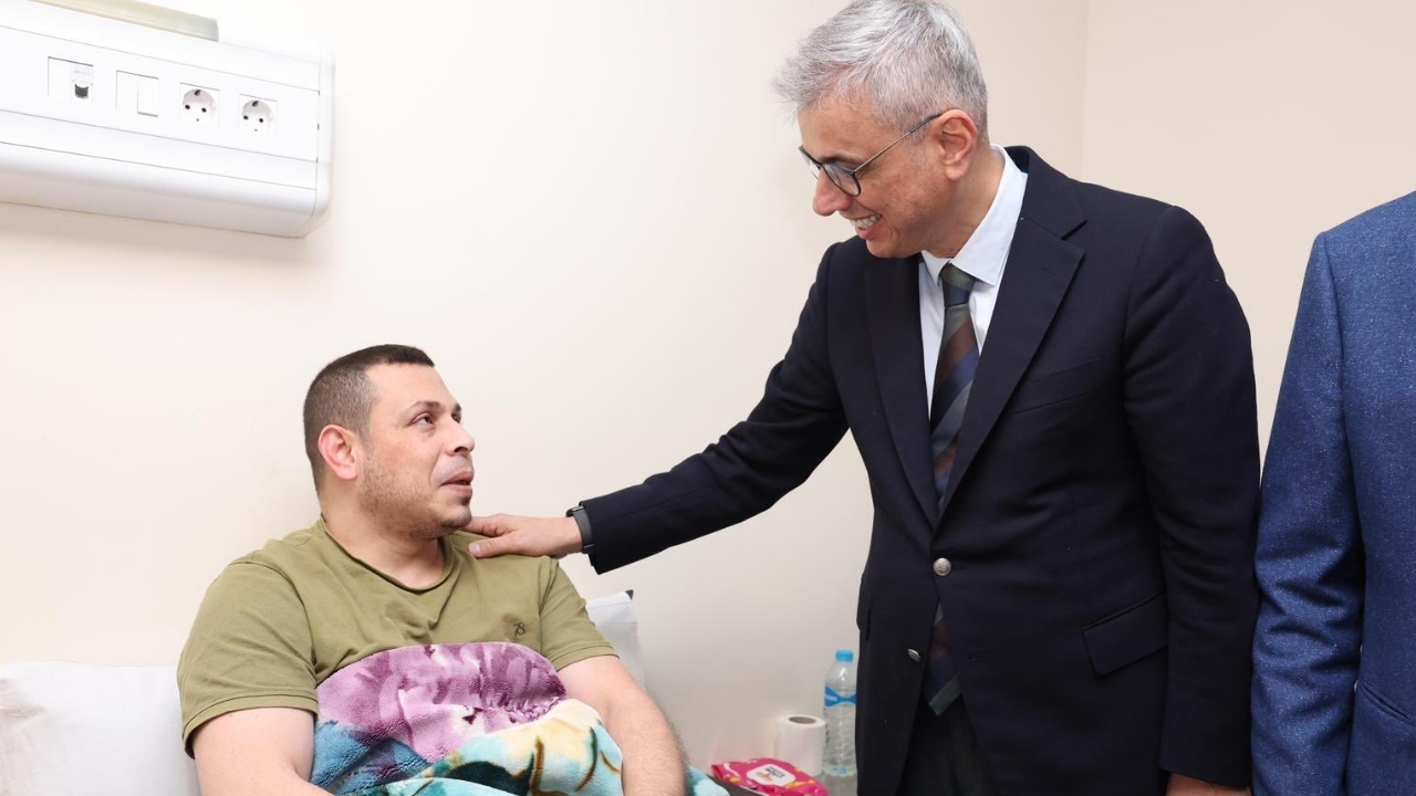 Bakan Memişoğlu Mısır’da Filistinli hastaları ziyaret etti