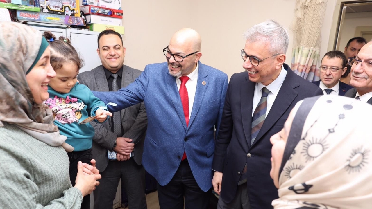 Bakan Memişoğlu Mısır’da Filistinli hastaları ziyaret etti