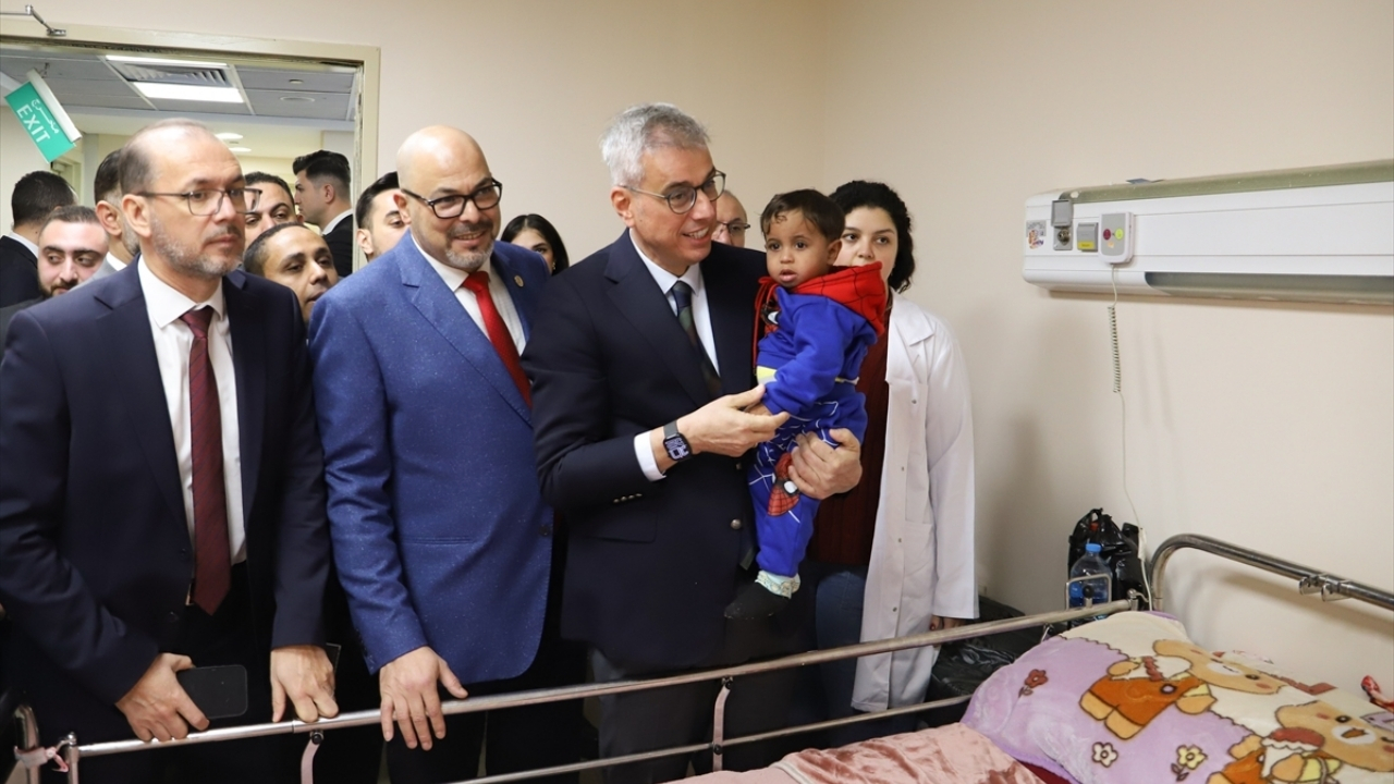 Bakan Memişoğlu Mısır’da Filistinli hastaları ziyaret etti