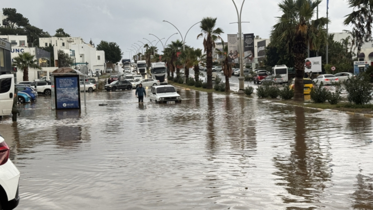 Bodrum’da sağanak Rögarlar taştı, caddeler göle döndü