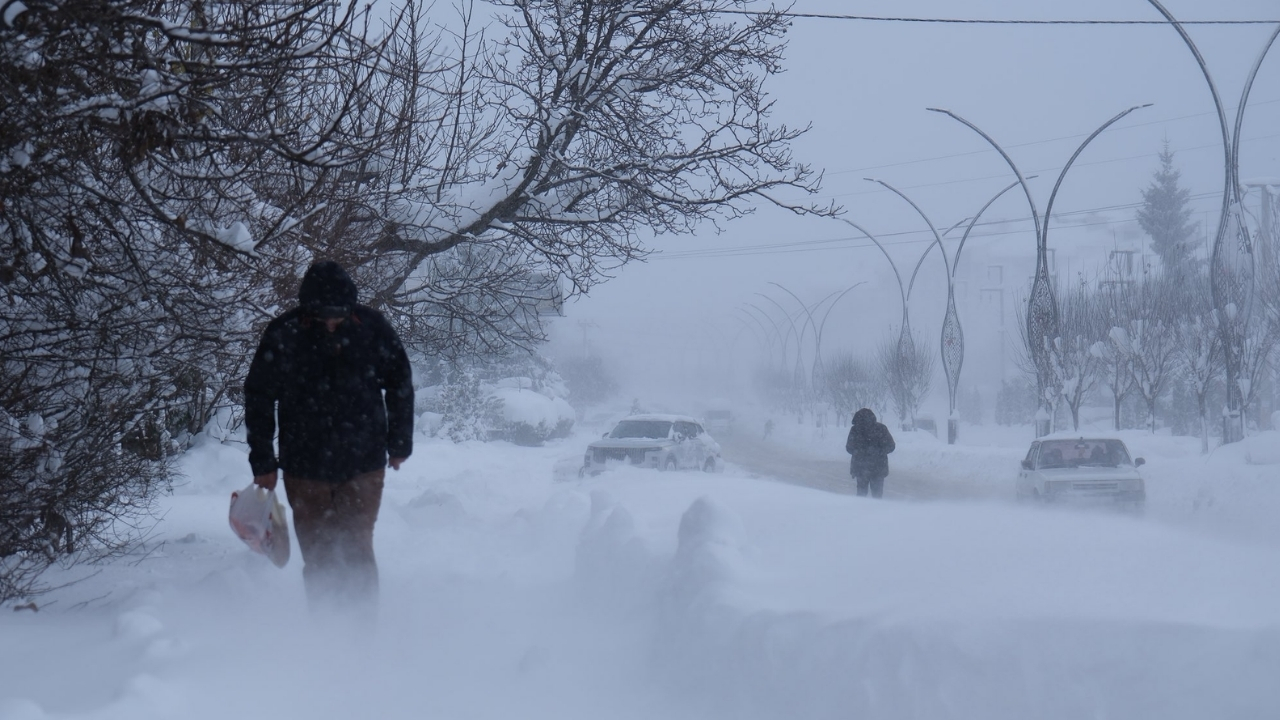Bolu’da yoğun kar yağışı 227 köy yolu ulaşıma kapandı