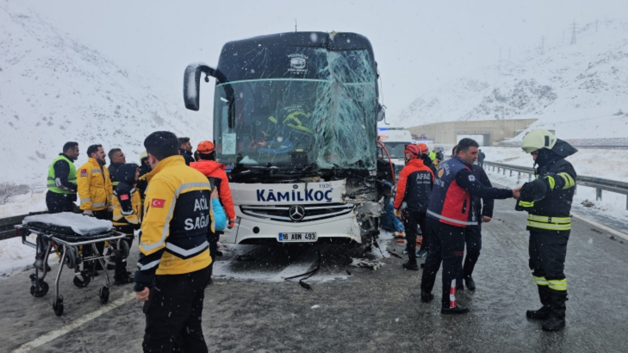 Erzincan’da yolcu otobüsü tıra çarptı 3 yaralı