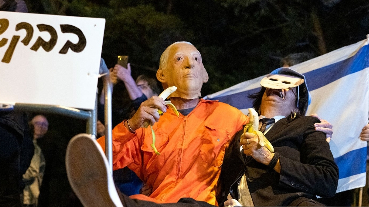 İsrail'de Netanyahu’ya af tepkisi büyüyor Cumhurbaşkanlığı önünde protesto