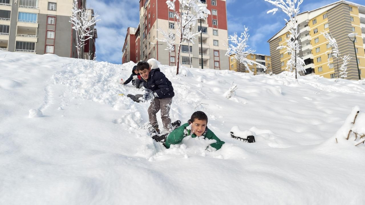 Kar yağışı nedeniyle bazı illerde okullar tatil edildi