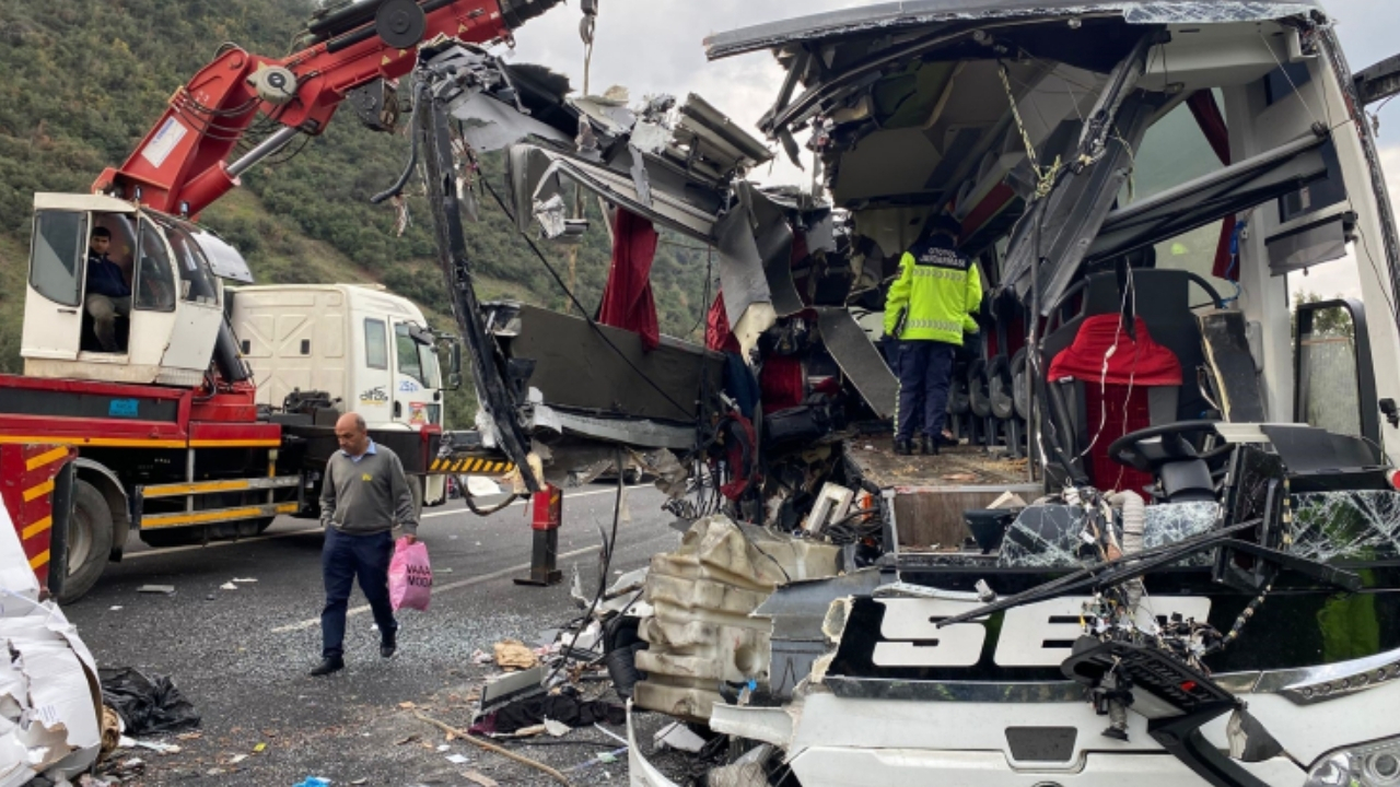 Osmaniye’de yolcu otobüsü tıra çarptı 6 ölü, 11 yaralı