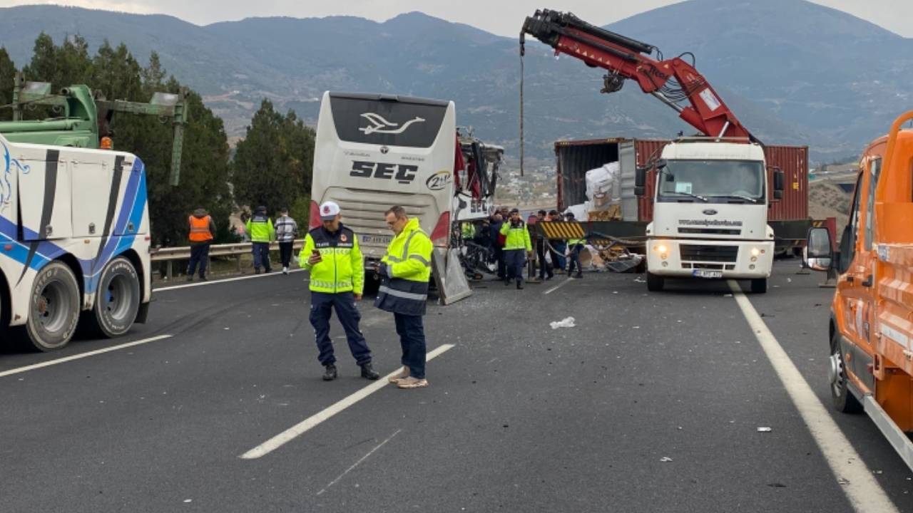 Osmaniye’de yolcu otobüsü tıra çarptı 6 ölü, 11 yaralı