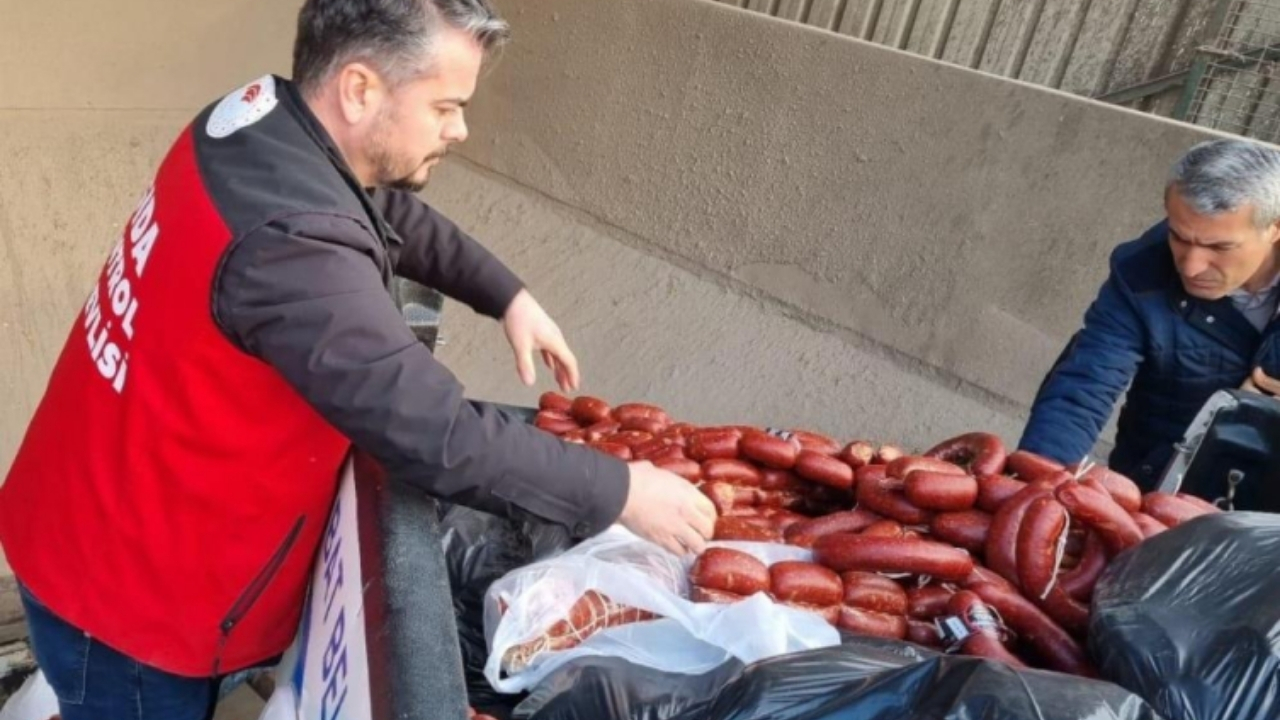 Yöresel çarşıda 850 kilo tarihi geçmiş sucuk imha edildi