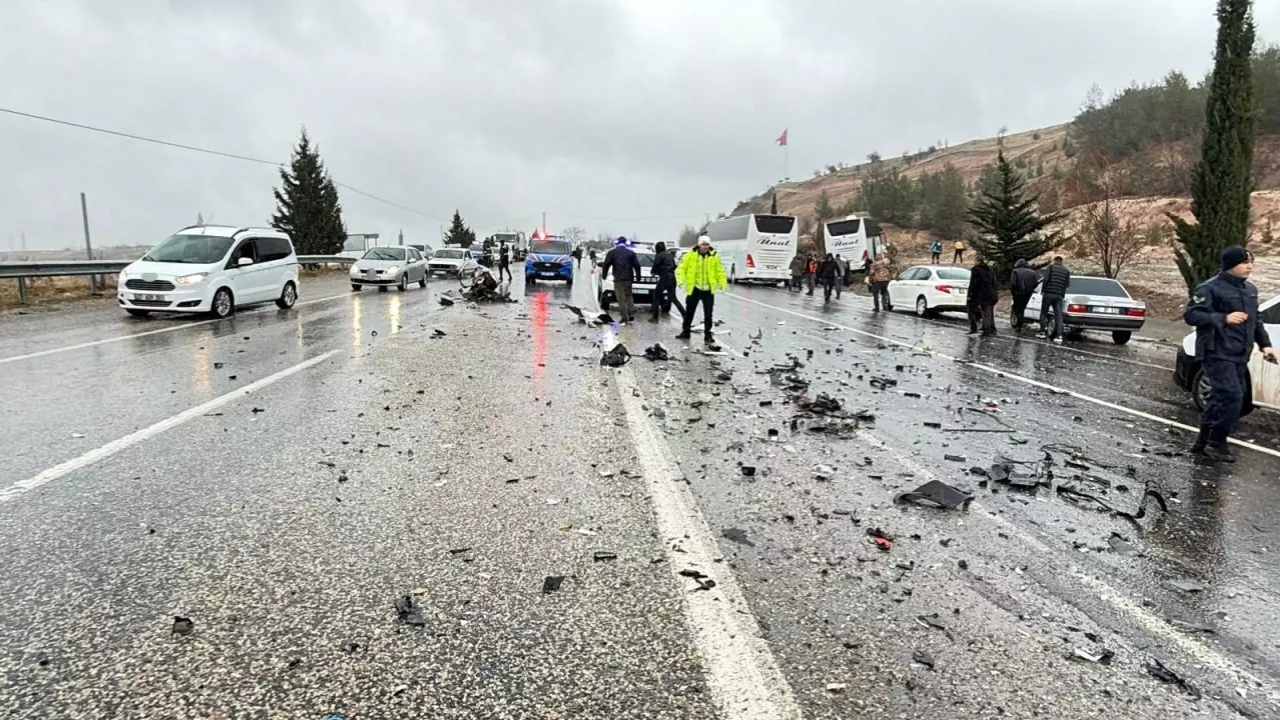 Adıyaman’da feci kazada otomobil kağıt gibi ezildi 3 ölü, 1 yaralı