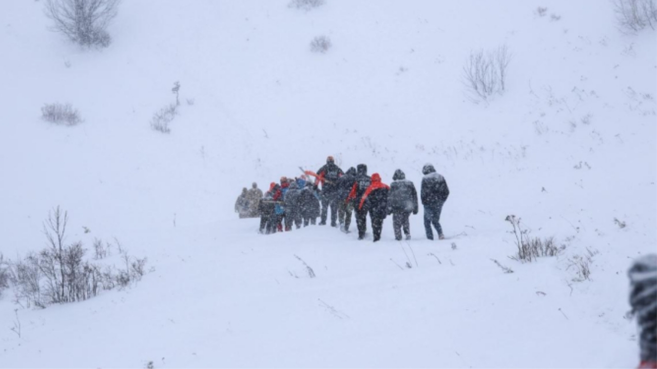 Artvin’de çığ altında kalan 2 çobanı arama çalışmaları sürüyor