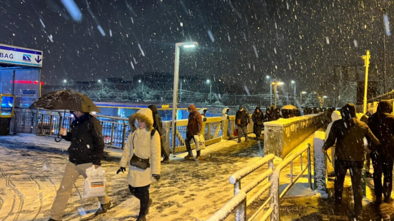 İstanbul’da kar yağışı hayatı olumsuz etkiledi