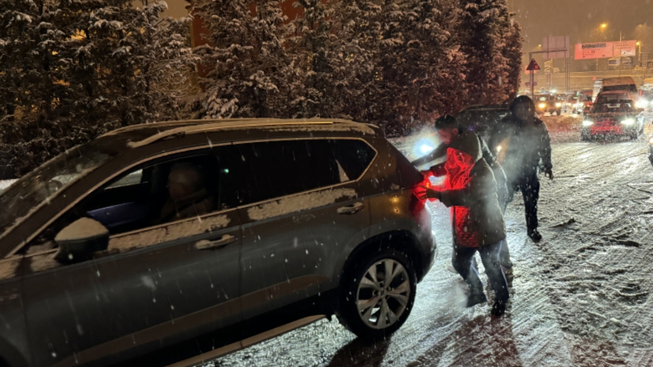 İstanbul’da kar yağışı ulaşımı olumsuz etkiledi