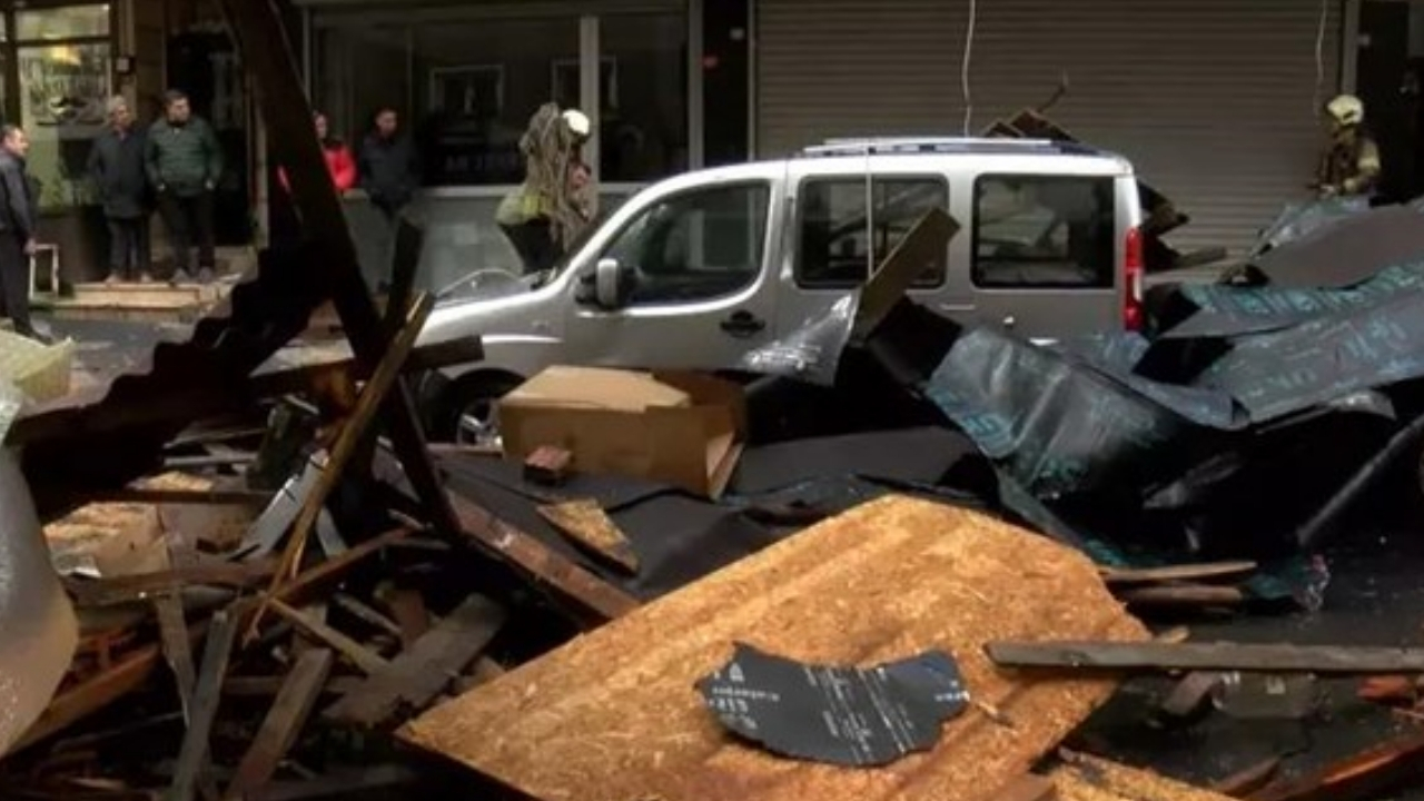 İstanbul’u fırtına vurdu 45 ağaç devrildi, 89 çatı uçtu