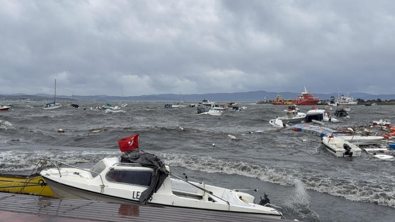 İstanbul’u fırtına vurdu 45 ağaç devrildi, 89 çatı uçtu