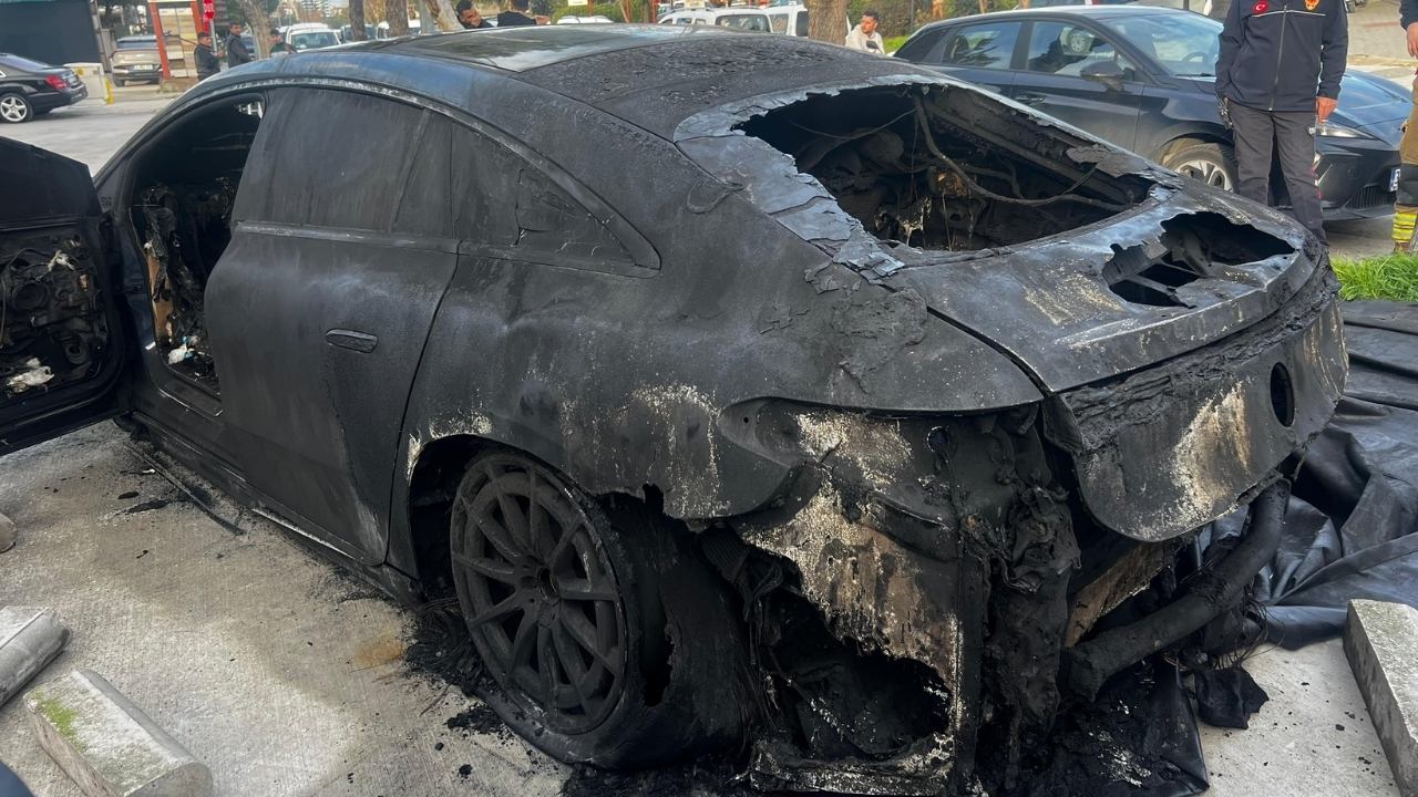 Lüks otomobil şarj istasyonunda alev aldı