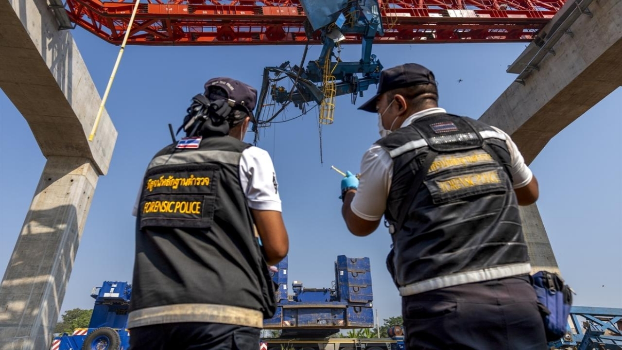 Yolcu treninin üzerine vinç devrildi 32 ölü, 64 yaralı