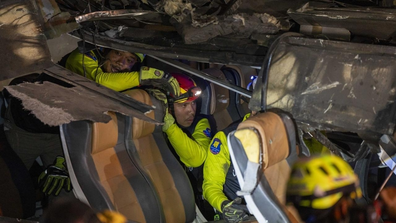 Yolcu treninin üzerine vinç devrildi 32 ölü, 64 yaralı