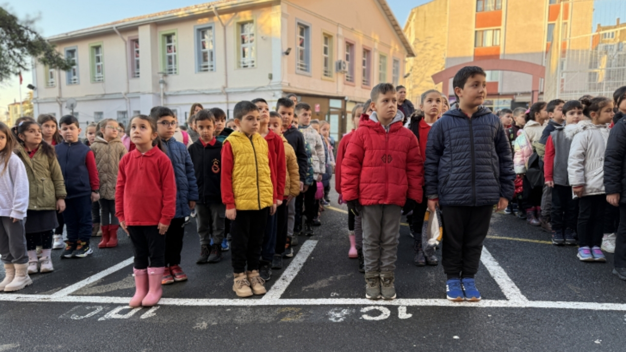 Okullarda 6 Şubat için saygı duruşunda bulunuldu